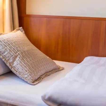 Grand Jules - Boat Hotel na wodzie