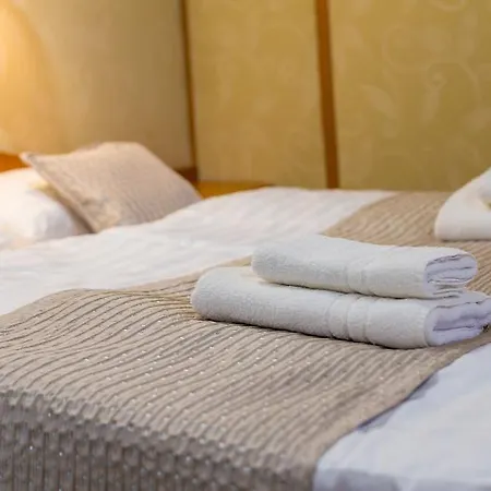 Grand Jules Boat 3* בודפשט