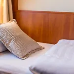 Grand Jules Boat Hotel