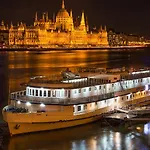 Grand Jules Boat Hotel