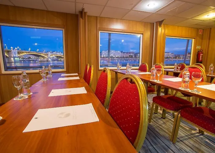 酒店 Grand Jules Boat 3*