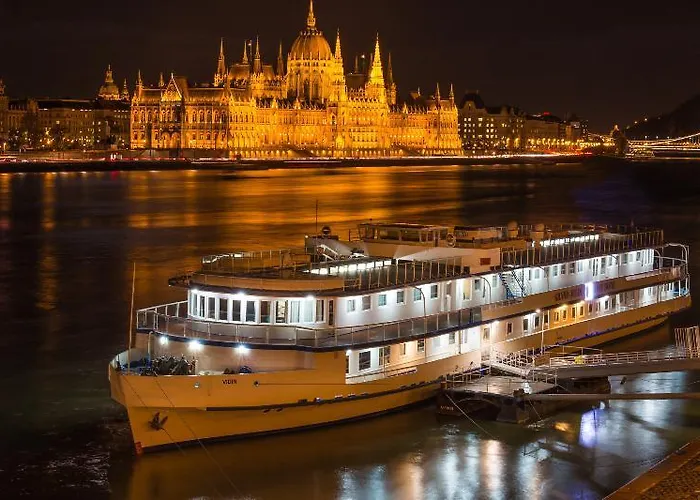 Grand Jules Boat Hotel